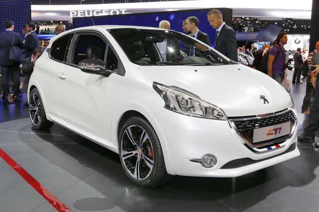 Peugeot 208 Gti E Renault Clio Rs Che La Sfida Abbia Inizio