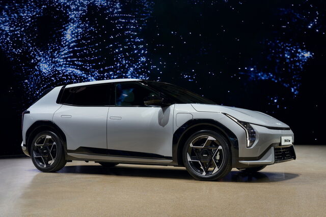 kia ev4 hatchback gtl wolf grey event ext static highres 001