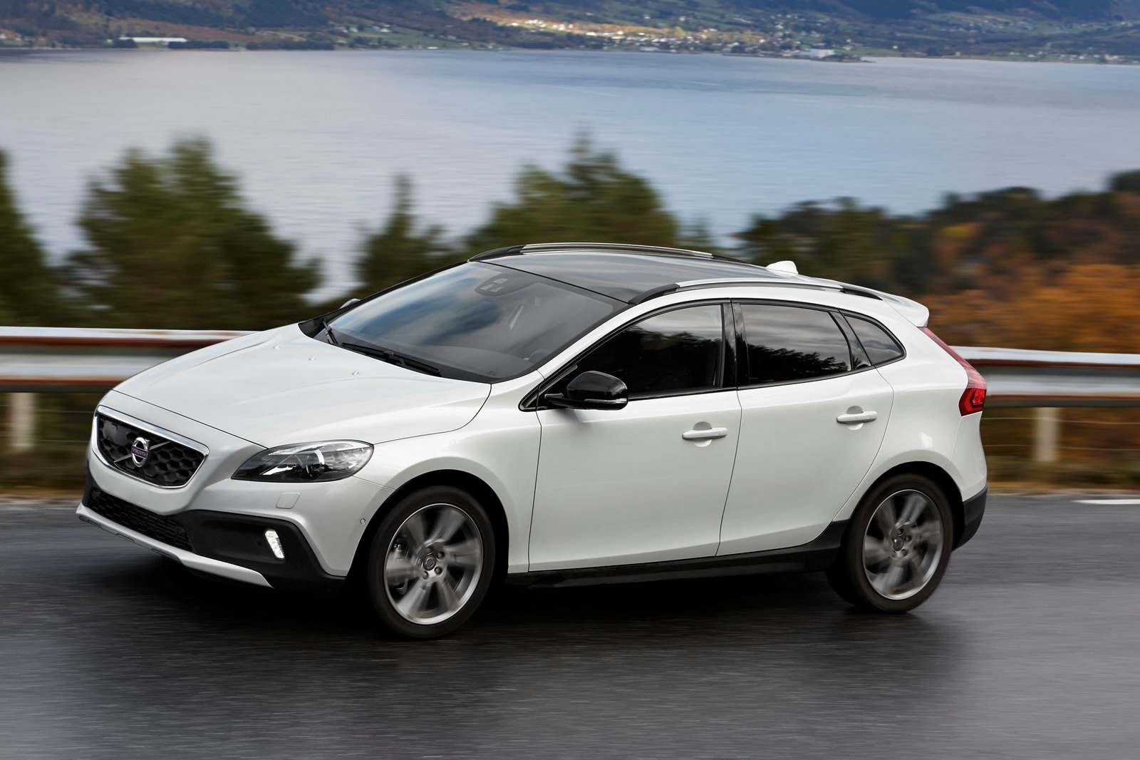 Volvo V40 Cross Country: Nuovo Motore Per La T5 Awd