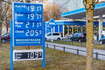 distributore benzina germania shutterstock 2753004223
