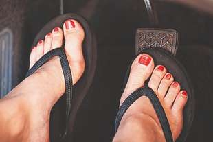 auto infradito ciabatte scalzi guidare multa