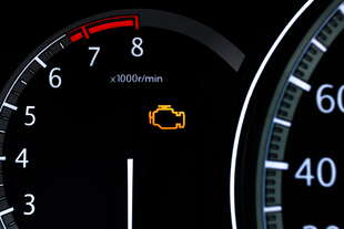 La spia nel cruscotto dell'auto che fa bocciare alla revisione - Vai al da sapere