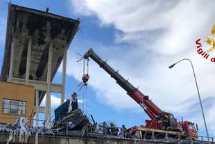 crollo del ponte morandi primi sequestri indagine