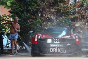 horacio pagani lava sua huayra