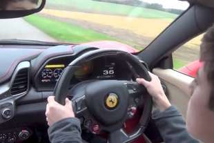 14 anni guida ferrari papa