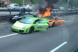 un incidente tre lamborghini fiamme