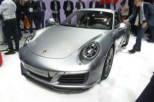 porsche 911 carrera mette il turbo