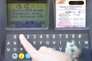 parcometri senza bancomat multa prendi stesso