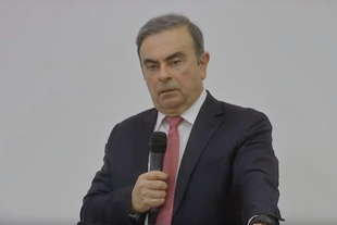 ghosn fa causa nissan piu un miliardo