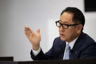 auto elettriche il presidente della toyota lancia allarme