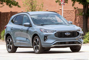 ford kuga restyling 2023 foto spia senza veli