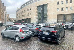 il parco auto italiano 2022 resta vecchio ed arretrato