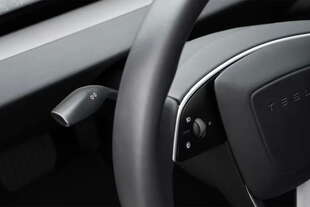 frecce tesla model 3