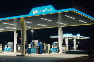 eni blocca il prezzo della benzina 1 99 euro e del diesel 2 19