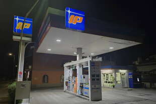 carburanti inizia oggi sconto eni e anche ip riduce prezzi