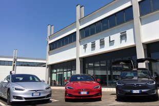 tesla apre milano il primo centro assistenza italiano