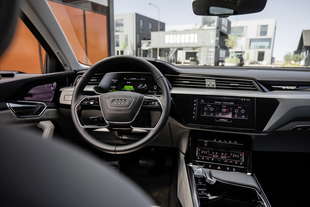 audi e tron quattro 2018 svelato abitacolo