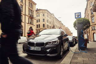 bmw 225xe active tourer si aggiorna