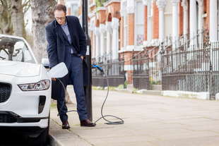 auto elettrica si ricarica dai pali della luce