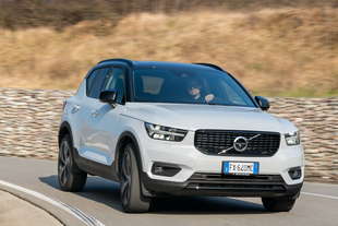 volvo xc40 recharge caratteristiche immagini
