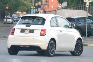 fiat 500 elettrica foto spia della berlina