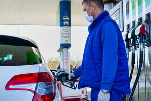 fare benzina costa sempre piu mai cosi cara dal 2013
