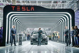 prime tesla escono dalla fabbrica tedesca