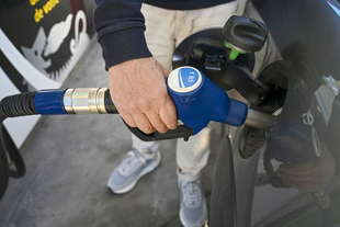 carburanti superata quota 2 euro al litro