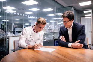 mick schumacher 2023 terzo pilota mercedes