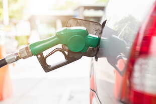 prezzi carburanti 2024 leggera discesa continua