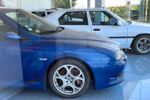 concessionaria dell alfa romeo abbandonata e una capsula del tempo