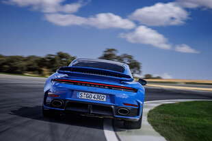 porsche nel 2025 consegne globali frenano del 10 percento