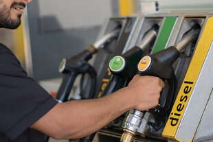carburanti sempre piu cari benzina verso 2 euro al litro