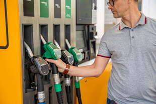 petrolio sopra 82 dollari benzina e gasolio tornano salire