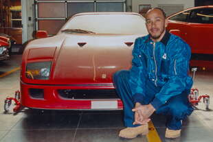 hamilton si regala una ferrari f40 abbandonata
