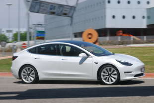 una tesla hackerata per fare luce un incidente