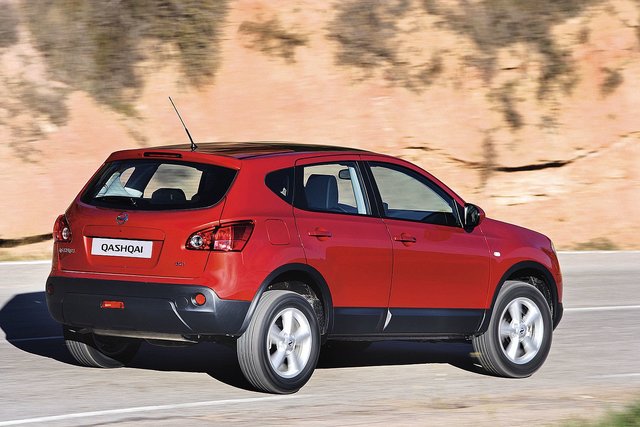 Per la Nissan Qashqai,i sensori di parcheggio posteriori non si possono montare sulle economiche versioni Visia. Sono riservati, infatti, alle più care Acenta (ma esclusivamente con il pacchetto “Comfort”) e al ricco allestimento Tekna (il solo a offrirli di serie).