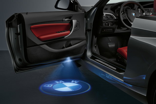 bmw serie 2 luce porta logo