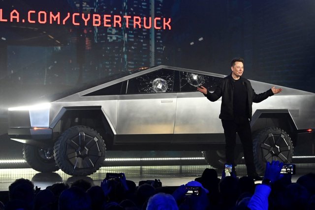 tesla cybertruck vetri rotti