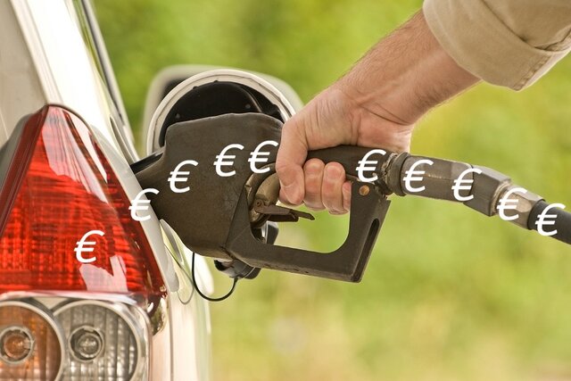 I prezzi dei carburanti scendono, ma meno del previsto