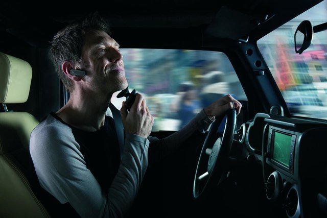 Gli automobilisti fanno le cose più strane al volante