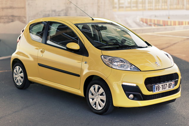 peugeot 107 gialla