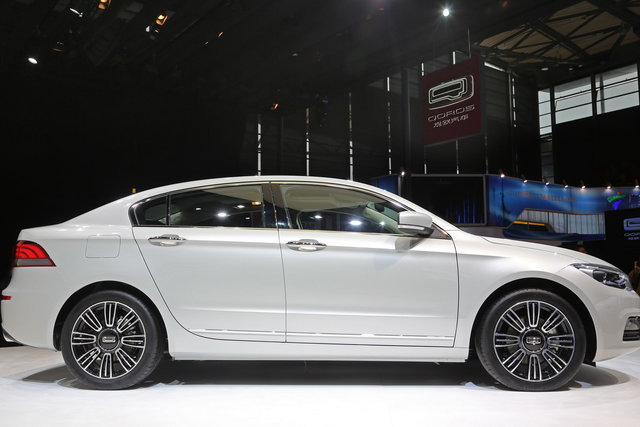 qoros 3 sedan 7