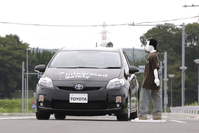 toyota evitamento pedoni 02