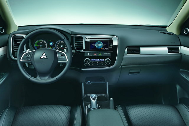 mitsubishi outlander phev 05