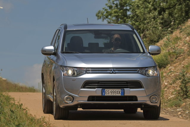 mitsubishi outlander phev 01