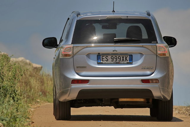 mitsubishi outlander phev 05