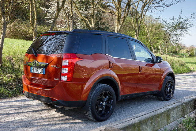 mahindra xuv500 w10 2