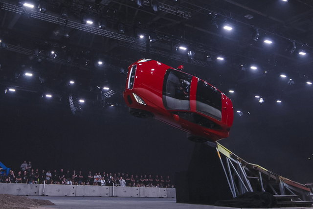 jaguar epace salto stunt 01