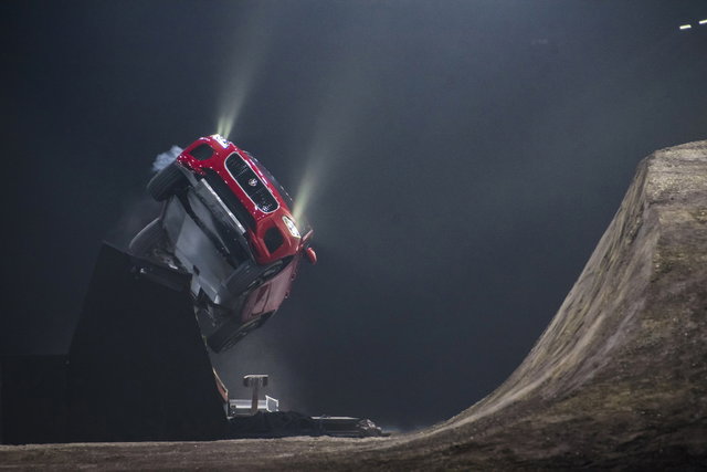 jaguar epace salto stunt 02